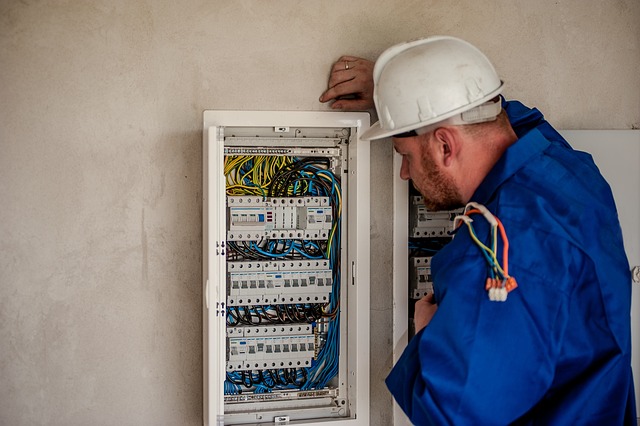 Můj bratr je elektrikář. 
