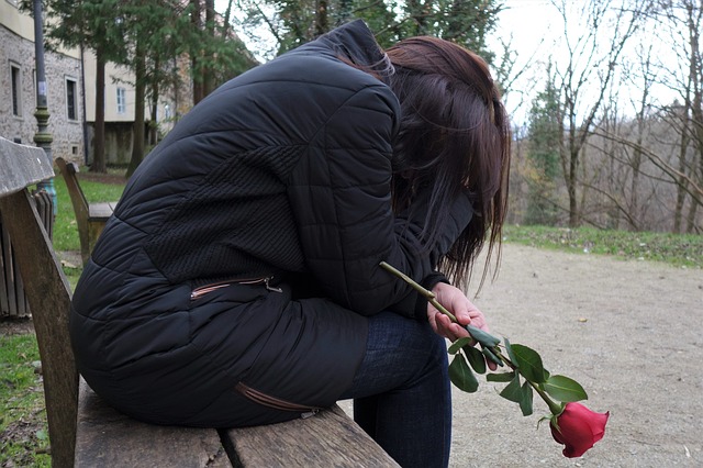smutná dívka, růže