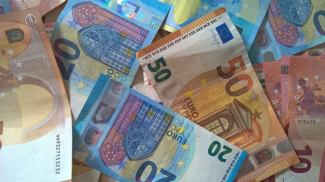 barevné euro bankovky